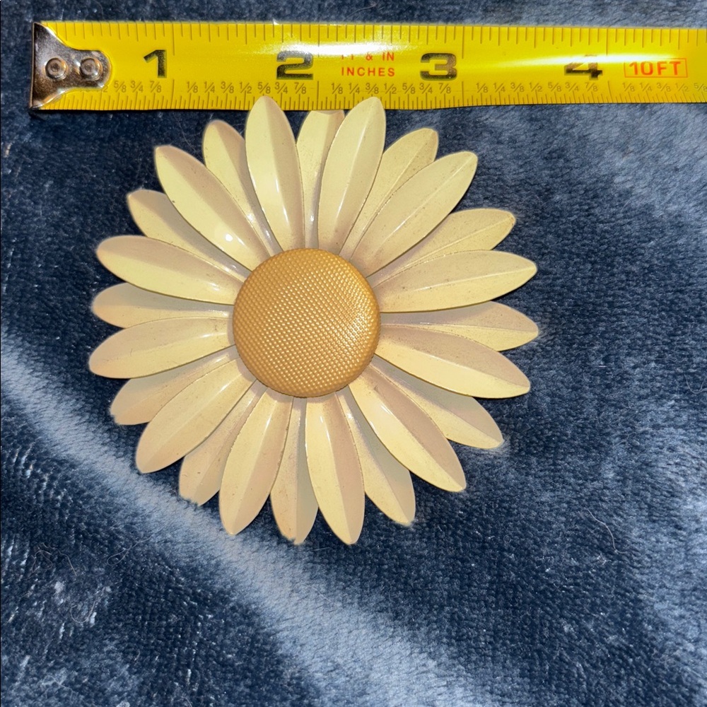 VTG 1960s Mod Enamel Daisy Flower Brooch Pin Yellow Cream 3" Flower Power - Picture 2 of 4
